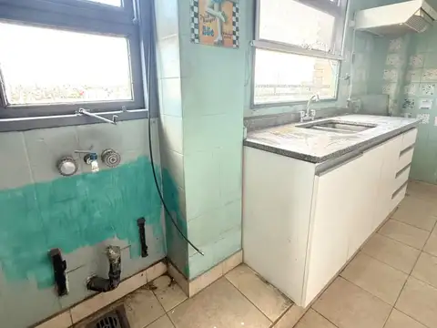 4 AMBIENTES, 82 MTS TOTALES, AL FRENTE CON BALCÓN, COCINA INDPTE, BAÑO COMPLETO Y TOILETTE, EXC. UBICACIÓN