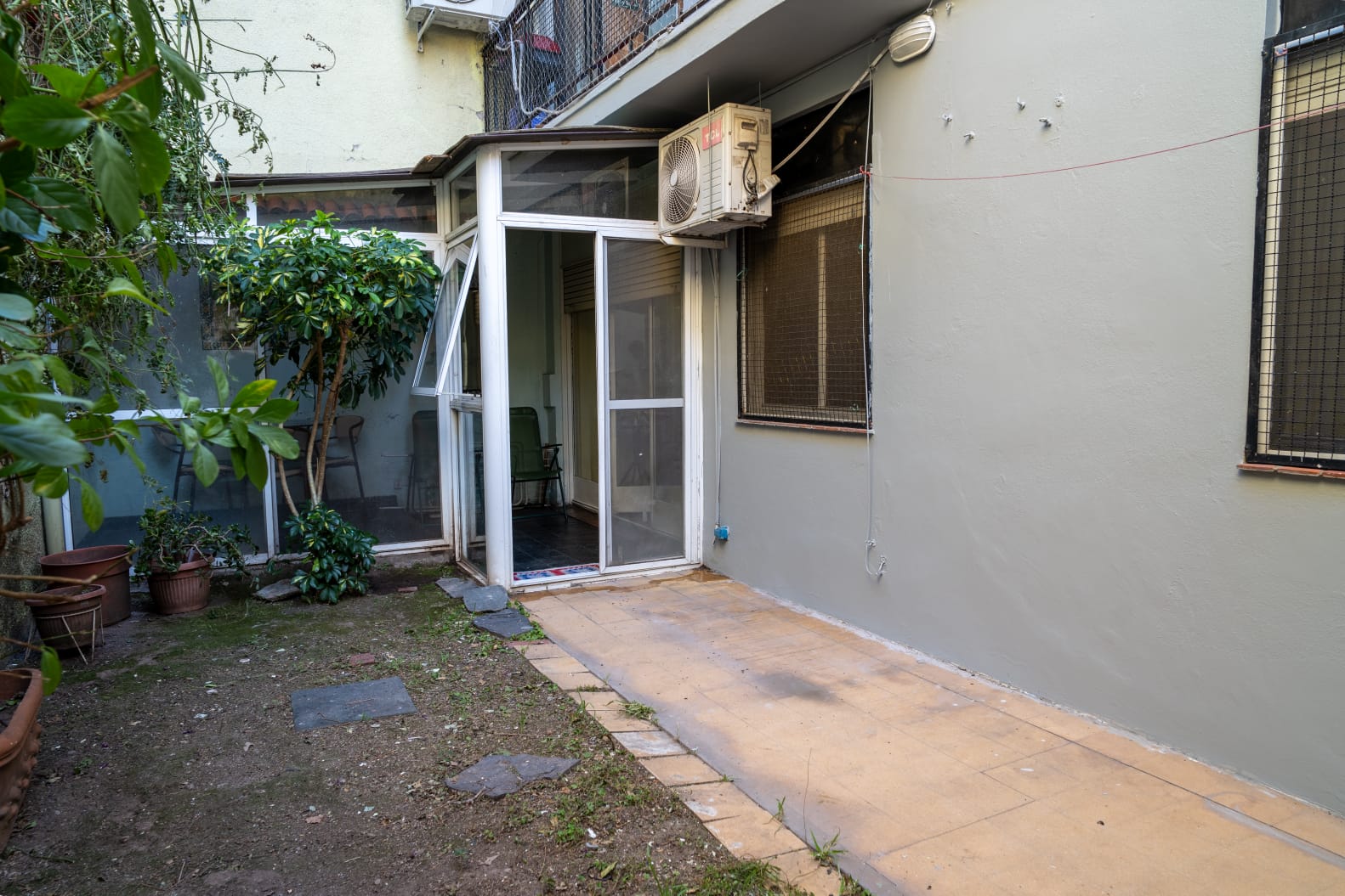 DEPTO 3 AMB P.BAJA CON PATIO Y JARDIN IMPECABLE ESTADO